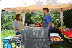 .... Tina und Fries schmeißen den Grill an ... sieht lecker aus