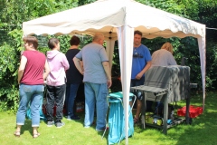 Auf dem Sommerfest wurde gegrillt und alle ließen es sich schmecken