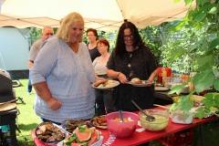 Grillfleisch und viele Salate und Beilagen ... wer die Wahl hat ...